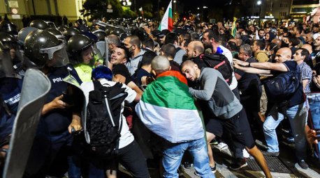 Протестующие в Болгарии вступили в стычку с полицией, есть пострадавшие