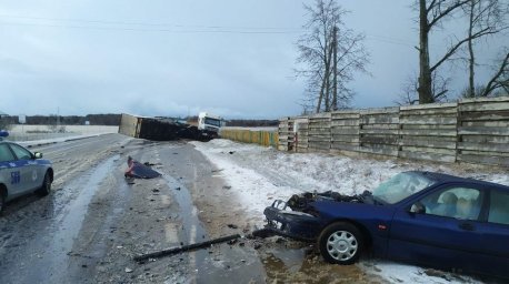 Легковушка и фура столкнулись лоб в лоб под Лидой
