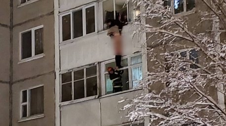 В Минске работники МЧС спасли женщину, едва не упавшую с балкона