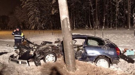 На МКАД легковушка наехала на осветительную мачту