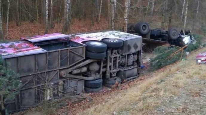 Шесть человек пострадали в столкновении автобуса и грузовика под Речицей