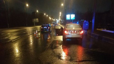 В Минске мужчина переходил дорогу не по зебре и попал под колеса авто