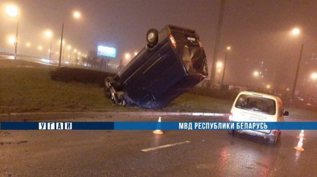 Микроавтобус опрокинулся в районе МКАД