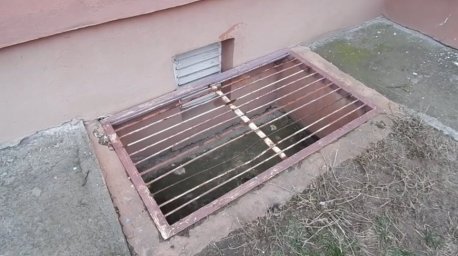 В Мозыре спасатели помогли девочке освободить застрявшую в решетке ногу