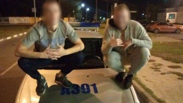 В Гомеле двое парней сфотографировались на милицейской машине: им грозит тюрьма