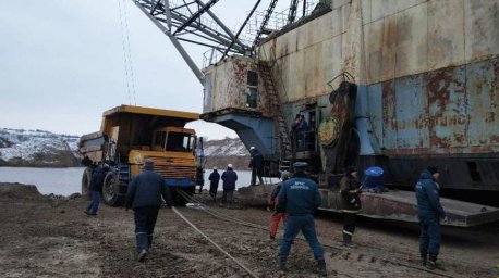 Ушедший под воду в карьере возле Витебска БелАЗ достали на поверхность