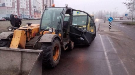 Легковушка врезалась в погрузчик в Пинске