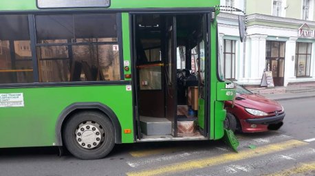 Легковушка столкнулась с автобусом в Пинске