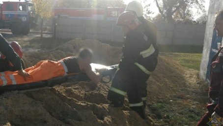 В Столинском районе мужчину засыпало землей