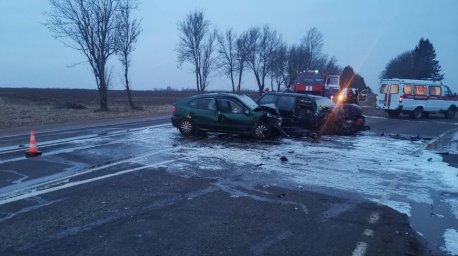 В Оршанском районе три человека пострадали при лобовом столкновении легковушек